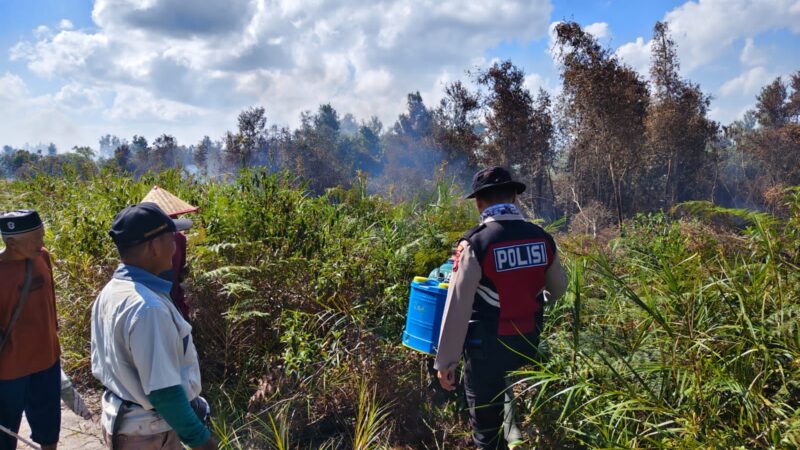Cegah Karhutla Meluas, Polsek Sungai Sampit Bergerak Cepat Padamkan Titik Api di Lahan Kelompok Tani