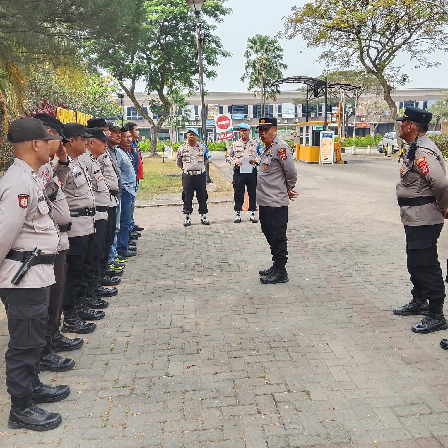 Kapolsek Panongan Pimpin Apel Pengamanan Kunjungan Kerja Panja RUU Komisi VII DPR RI ke Kawasan Industri Milenium