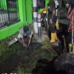 Tiang Lampu Lalin di Jalan Ahmad Yani Pasar I Muara Enim Mangkrak Sumbat Drainase