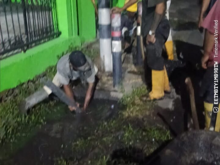 Tiang Lampu Lalin di Jalan Ahmad Yani Pasar I Muara Enim Mangkrak Sumbat Drainase