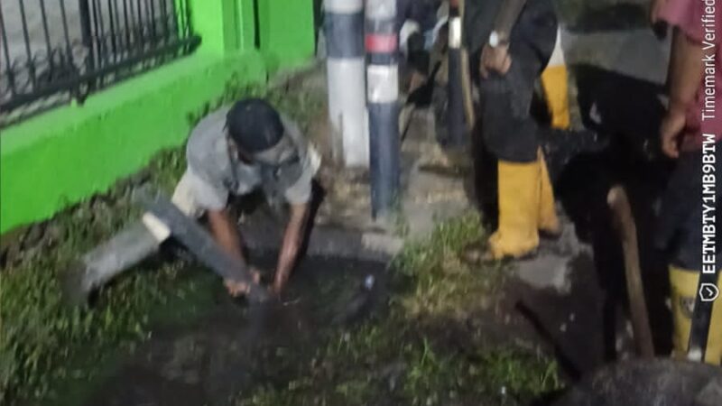 Tiang Lampu Lalin di Jalan Ahmad Yani Pasar I Muara Enim Mangkrak Sumbat Drainase