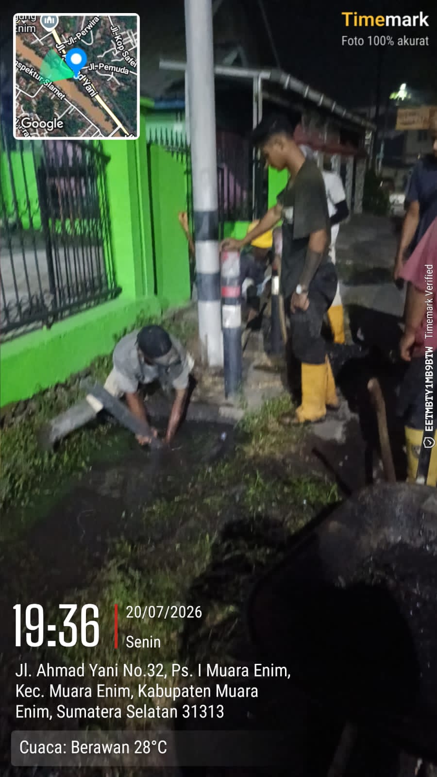 Tiang Lampu Lalin di Jalan Ahmad Yani Pasar I Muara Enim Mangkrak Sumbat Drainase