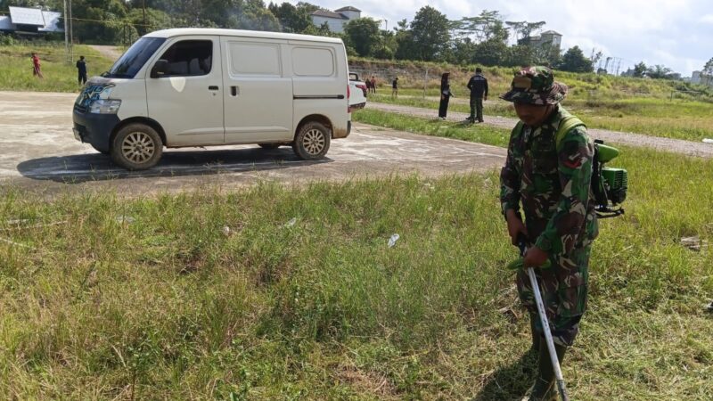 Babinsa 1015-12/Seruyan Tengah Ajak Warganya Gotong Royong Bersihkan Lapangan Bola