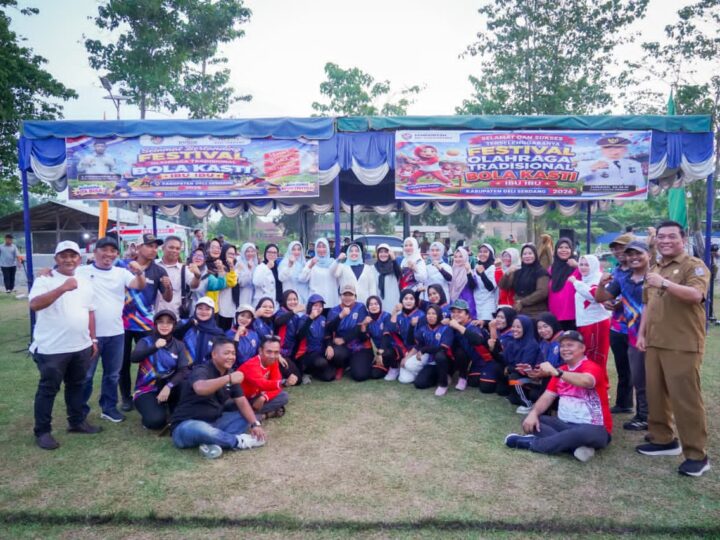 Ketua TP-PKK Ny.dr.Hj.Jelita Asri Ludin Tambunan Membuka Festival Olahraga Tradisional “Bola Kasti Antar Ibu-ibu”
