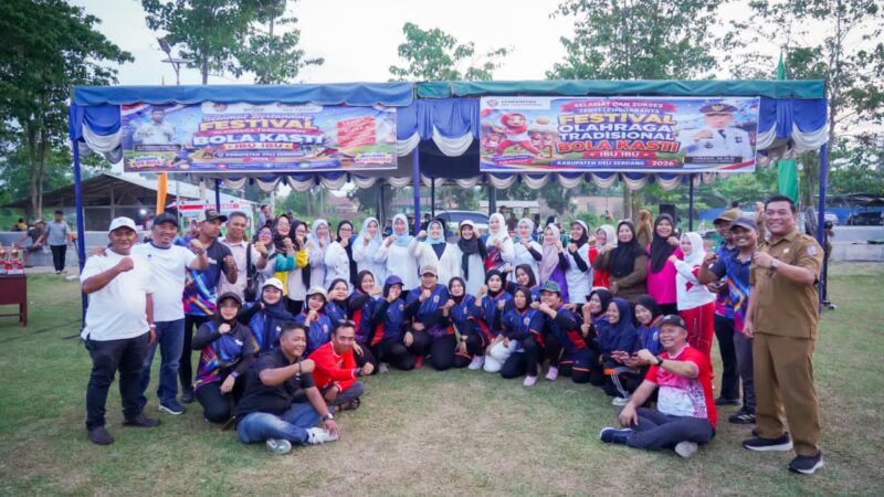 Ketua TP-PKK Ny.dr.Hj.Jelita Asri Ludin Tambunan Membuka Festival Olahraga Tradisional “Bola Kasti Antar Ibu-ibu”