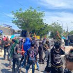 Aksi Massa di PT Garam Sampang Tutup Jalan Nasional.
