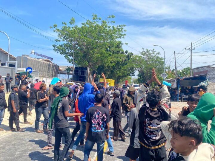 Aksi Massa di PT Garam Sampang Tutup Jalan Nasional.