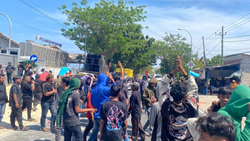 Aksi Massa di PT Garam Sampang Tutup Jalan Nasional.