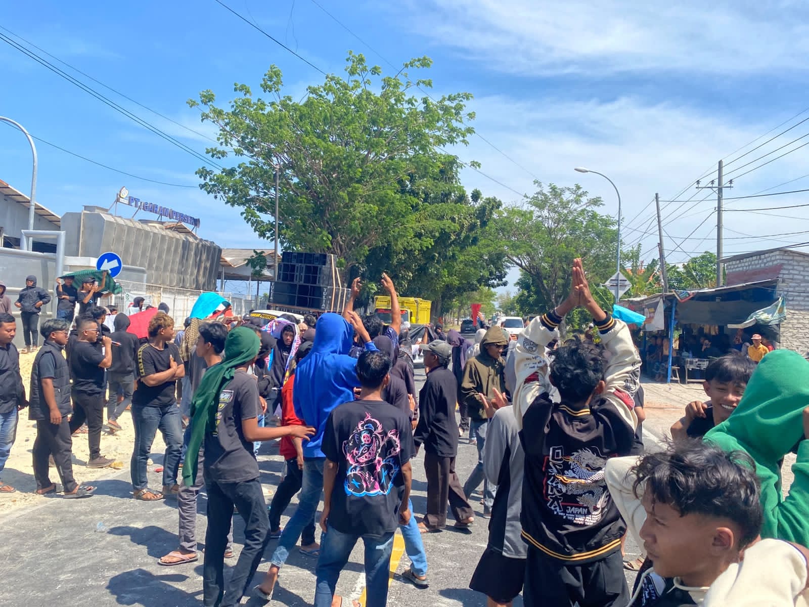 Aksi Massa di PT Garam Sampang Tutup Jalan Nasional.