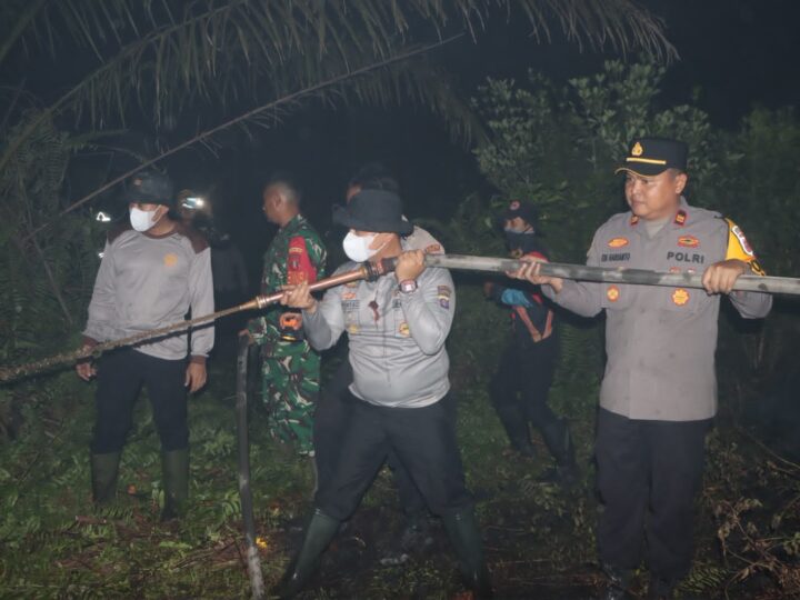 Kapolres Kotim Turun Langsung Pimpin Pemadaman Karhutla di Kota Besi Hulu