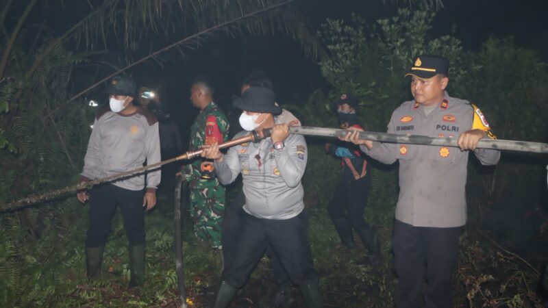 Kapolres Kotim Turun Langsung Pimpin Pemadaman Karhutla di Kota Besi Hulu