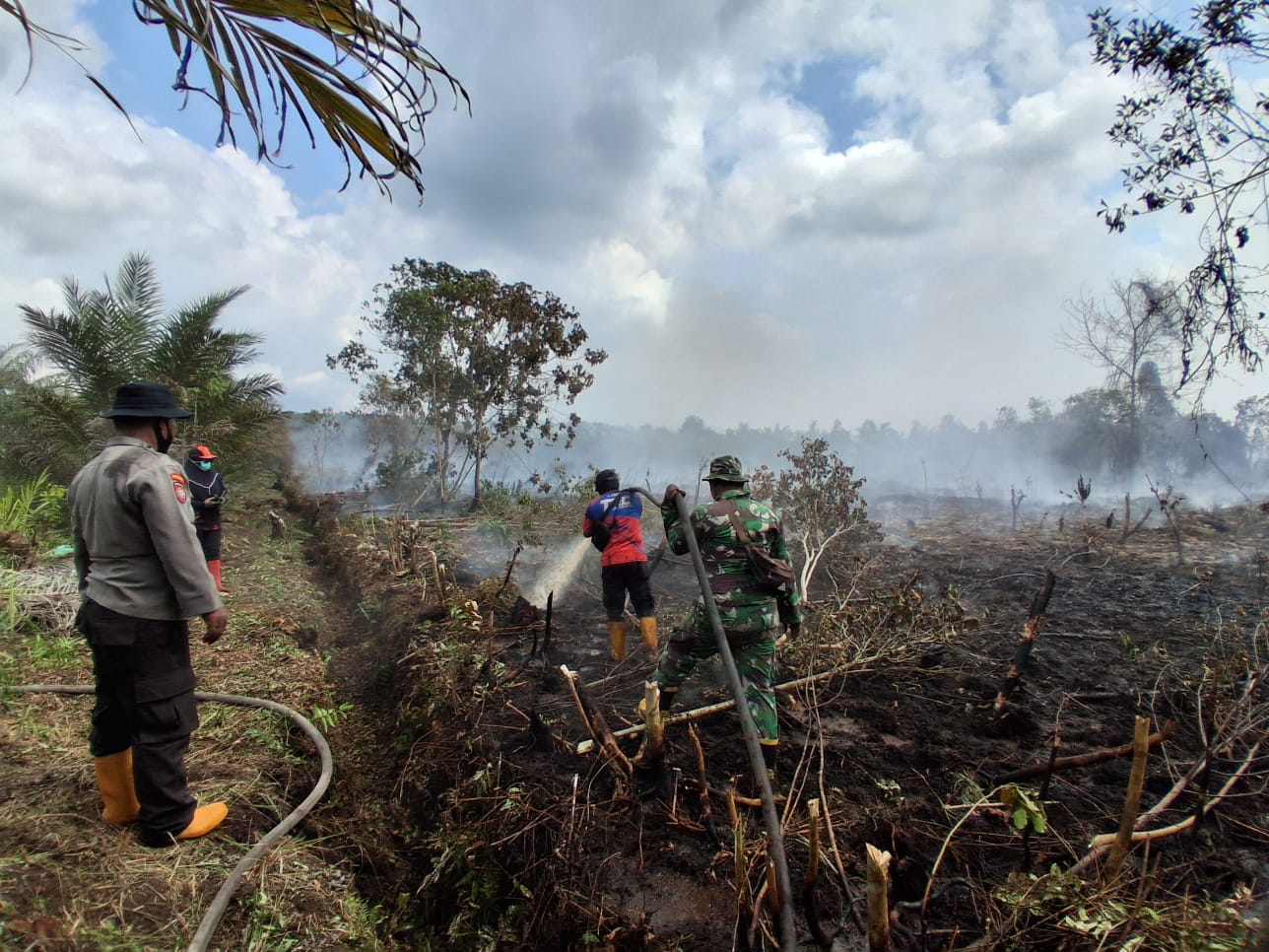 Tanggap Bencana, Personel Kodim 1015/Sampit Siaga di Pos Darurat Bencana Karhutla