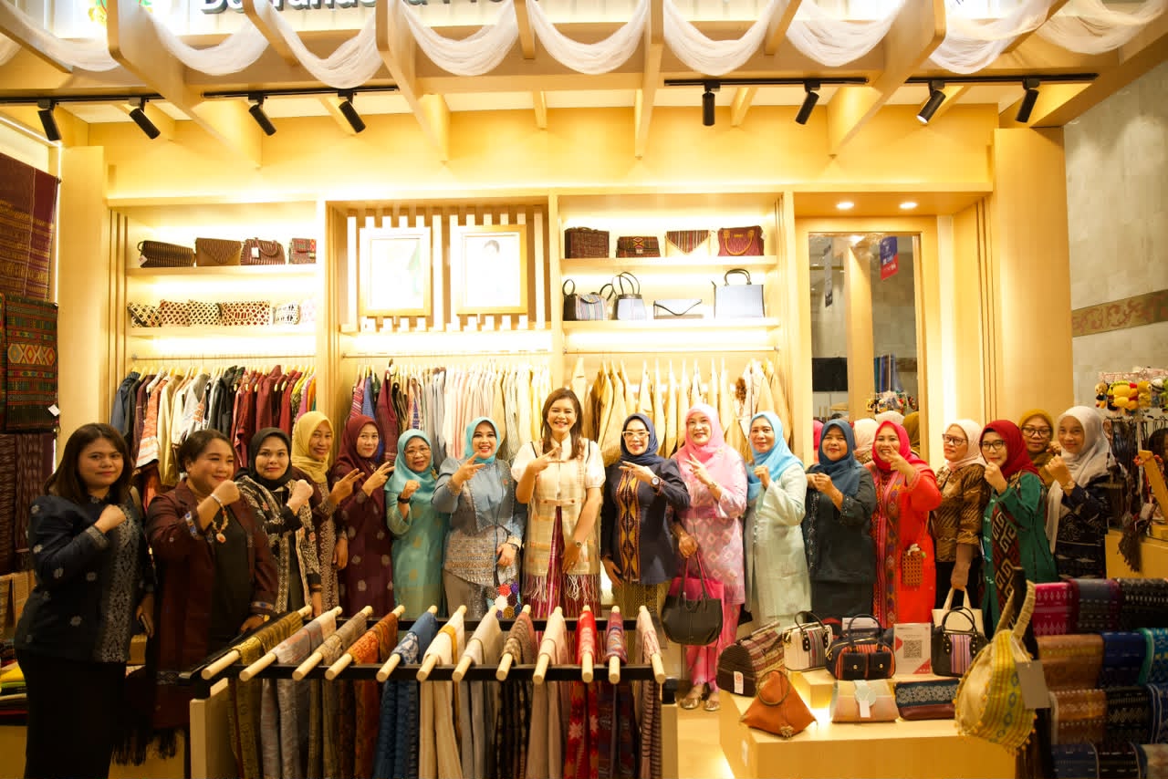 Ny.Hj.dr Jelita Asri Ludin Tambunan “Diajang BTN Indonesia Fashion Week 2026 Karya Desainer Deli Serdang Tampil di Panggung Nasional”