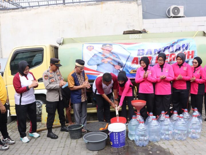 Polresta Tangerang Distribusikan Bantuan Air Bersih ke Warga Sentul Balaraja