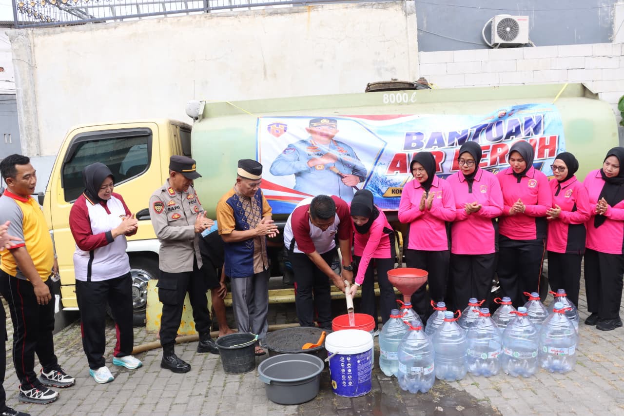 Polresta Tangerang Distribusikan Bantuan Air Bersih ke Warga Sentul Balaraja