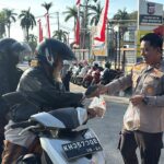 Tebar Kepedulian, Polres Kotim Gelar “Jumat Berkah” Bagikan Nasi Kotak ke Masyarakat