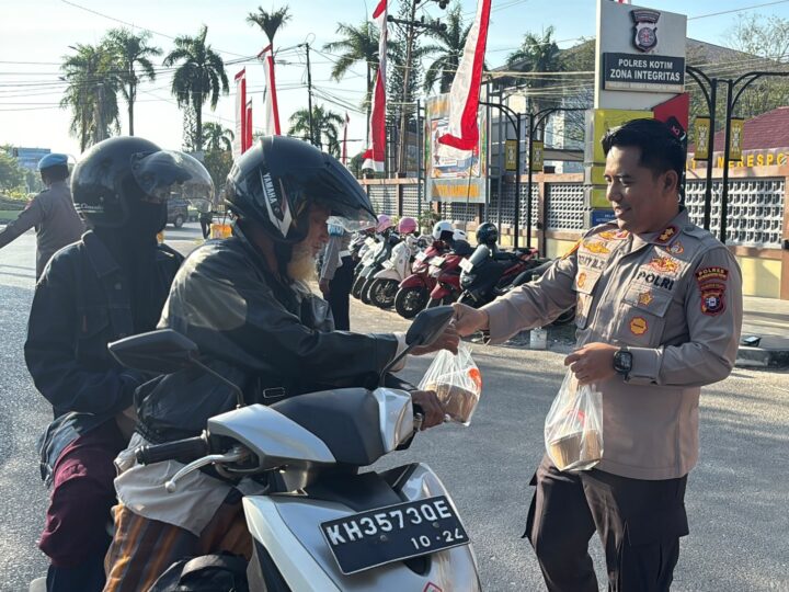 Tebar Kepedulian, Polres Kotim Gelar “Jumat Berkah” Bagikan Nasi Kotak ke Masyarakat