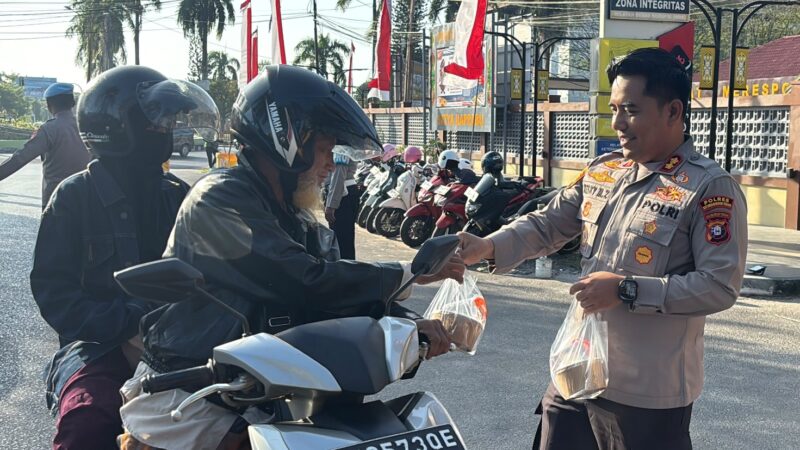 Tebar Kepedulian, Polres Kotim Gelar “Jumat Berkah” Bagikan Nasi Kotak ke Masyarakat