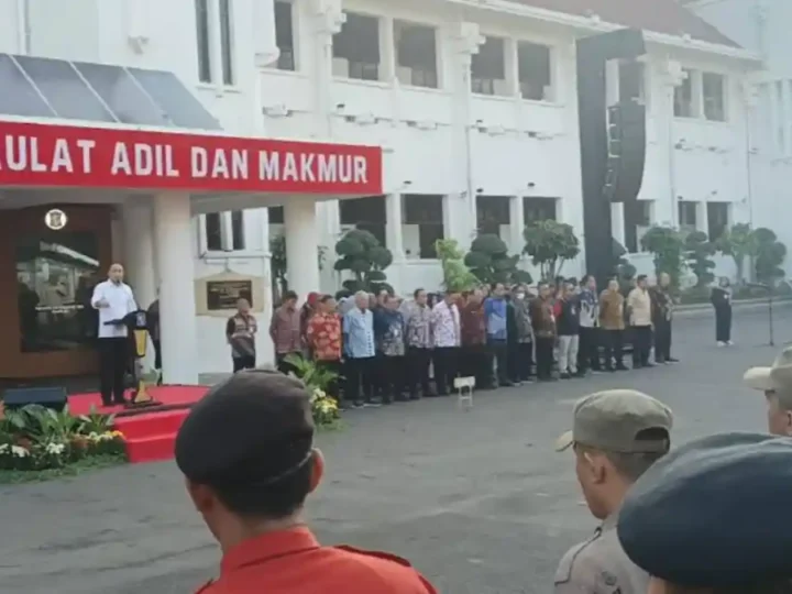 Wali Kota Surabaya Eri Cahyadi Berjanji Copot Jajarannya Jika Aduan Hotline Tak Ditangani Lebih dari 24 Jam