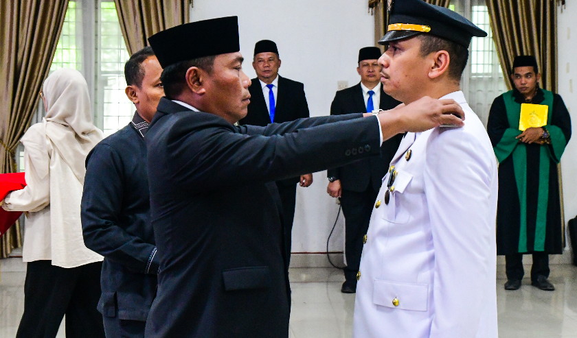 Wabup Lom Lom Suwondo SS Lantik 25 Pejabat Administrator ”Tekankan Pelayanan Publik yang Cepat dan Humanis”