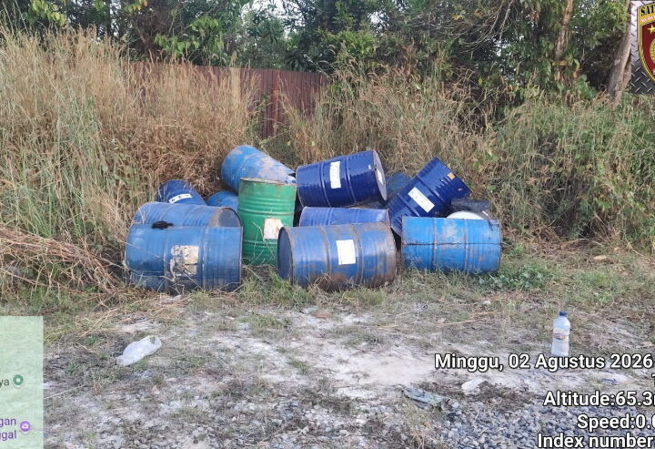 Diduga Hasil Kejahatan, Tumpukan Puluhan Drum Aspal Di Area Pengolahan Agregat Jadi Sorotan