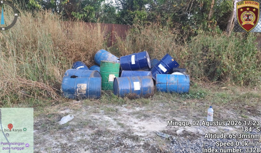 Diduga Hasil Kejahatan, Tumpukan Puluhan Drum Aspal Di Area Pengolahan Agregat Jadi Sorotan
