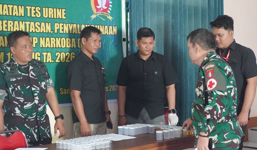 Tingkatkan Kewaspadaan Narkoba, Personel Kodim 1015/Sampit Ikuti Penyuluhan P4GN dan Tes Urine