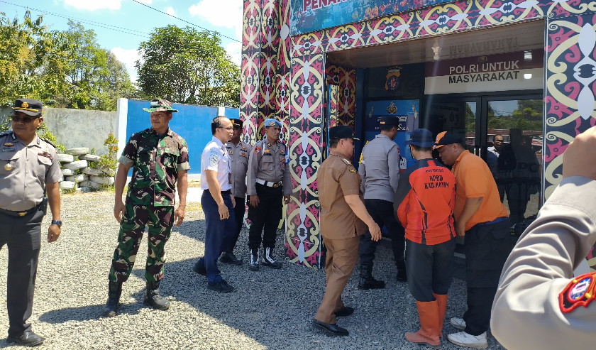 Dandim 1015/Sampit Dampingi Kapolda Kalteng Kunjungi Posko Kontigensi Karhutla