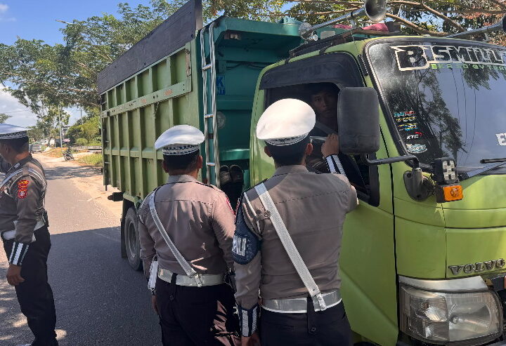Tingkatkan Kesadaran Berkendara, Satlantas Polres Kotim Gelar Aksi “Polantas Menyapa” di Jl. Pramuka Sampit