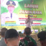 Dihadiri PLT Bupati Tulungagung Masyarakat Desa Ngunggahan Kecamatan Bandung Gelar Labuh Serentak dan Panen Raya Padi