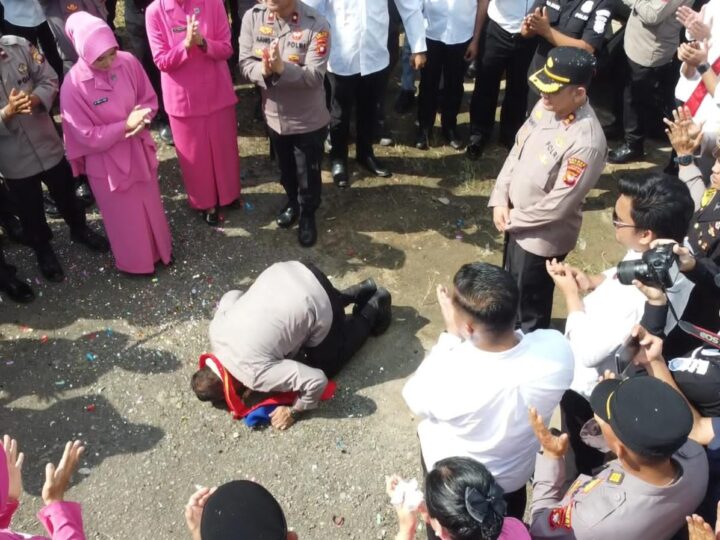 Sujud Syukur Kerendehan Hati Wakil Direktorat Polisi Perairan dan Udara Polda Kalbar Tinggalkan Polres Melawi.