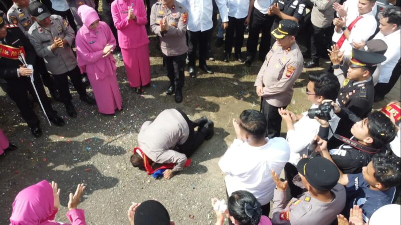 Sujud Syukur Kerendehan Hati Wakil Direktorat Polisi Perairan dan Udara Polda Kalbar Tinggalkan Polres Melawi.