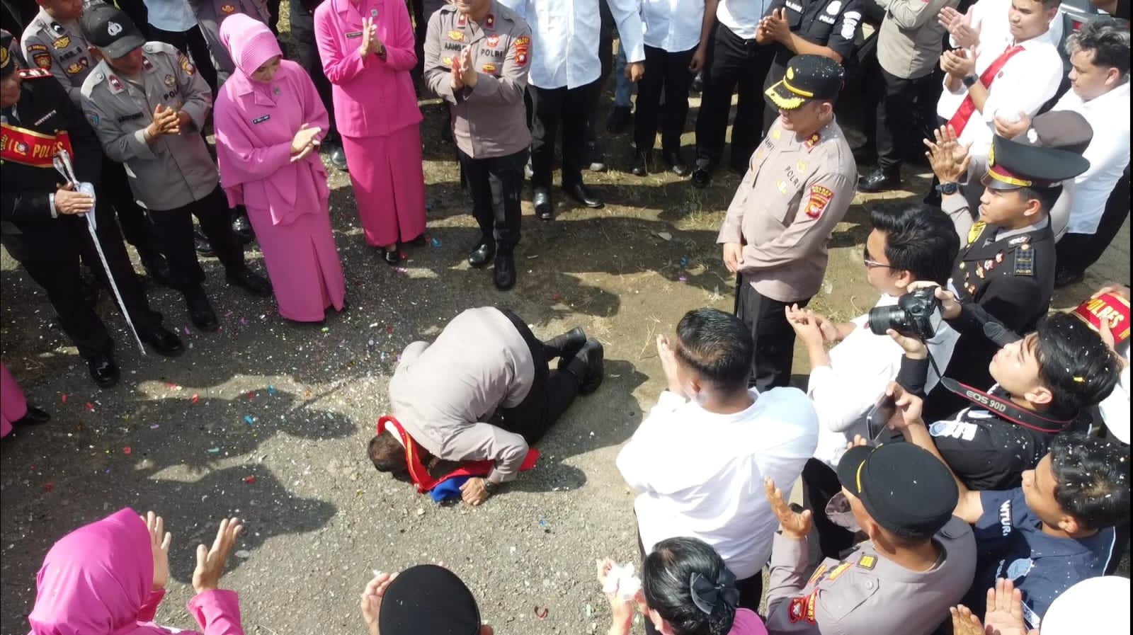 Sujud Syukur Kerendehan Hati Wakil Direktorat Polisi Perairan dan Udara Polda Kalbar Tinggalkan Polres Melawi.