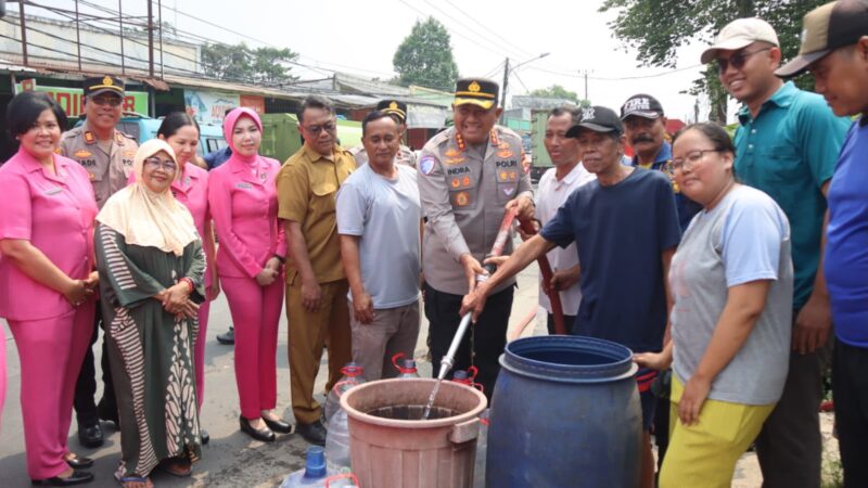 Polresta Tangerang Salurkan Bantuan Air Bersih ke Tiga Titik di Tigaraksa
