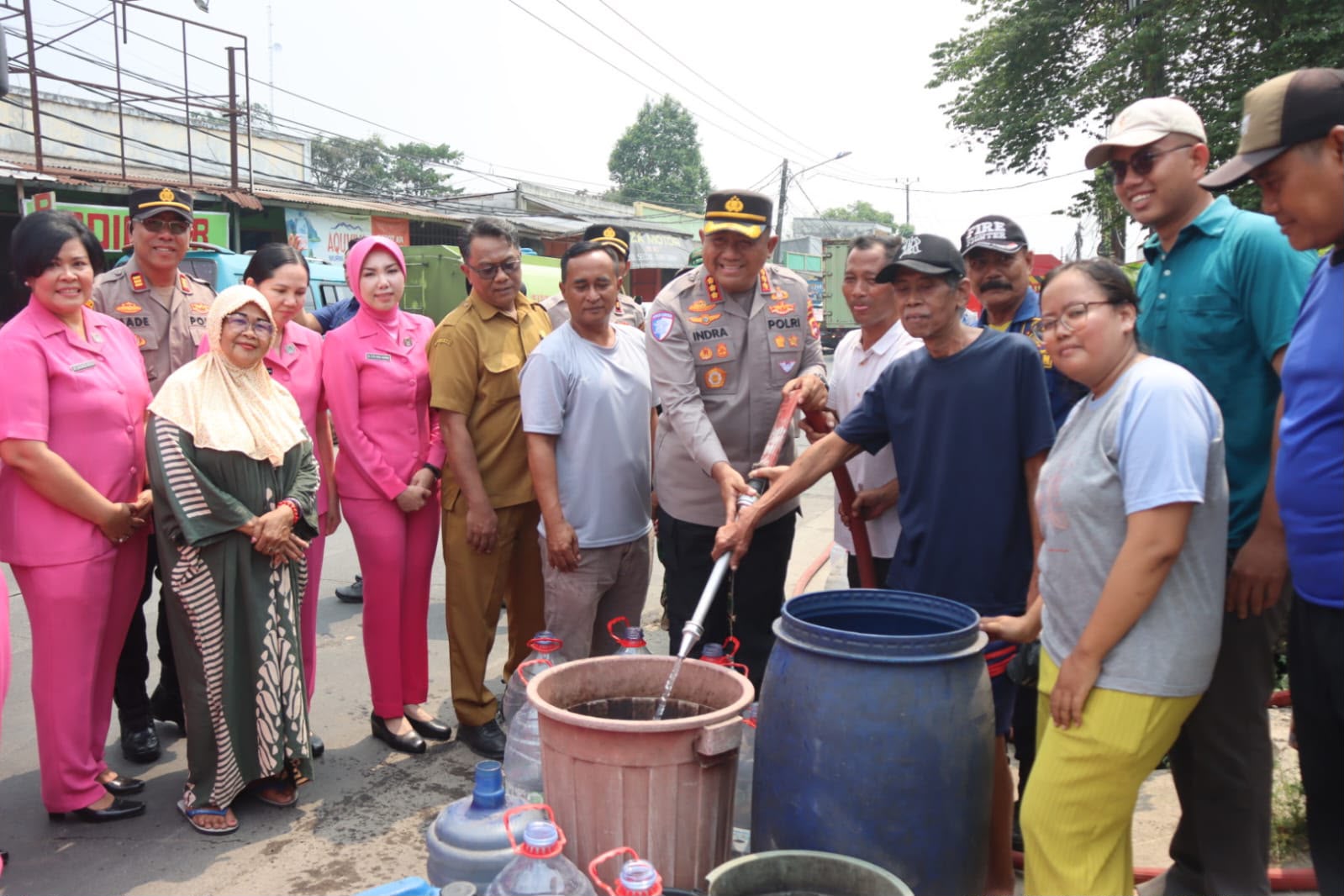 Polresta Tangerang Salurkan Bantuan Air Bersih ke Tiga Titik di Tigaraksa