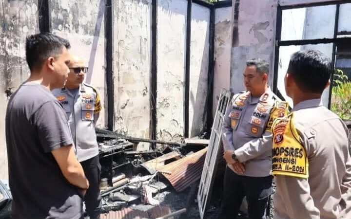 Kapolres Kobar AKBP Joko Handono S.I.K, M.H, M.M Serahkan Bantuan Kepada Personel Yang Mengalami Musibah