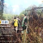 Peduli Wilayah, Babinsa MB Ketapang dan Baamang Turut Membantu Penanganan Karhutla di Kabupaten Kotim