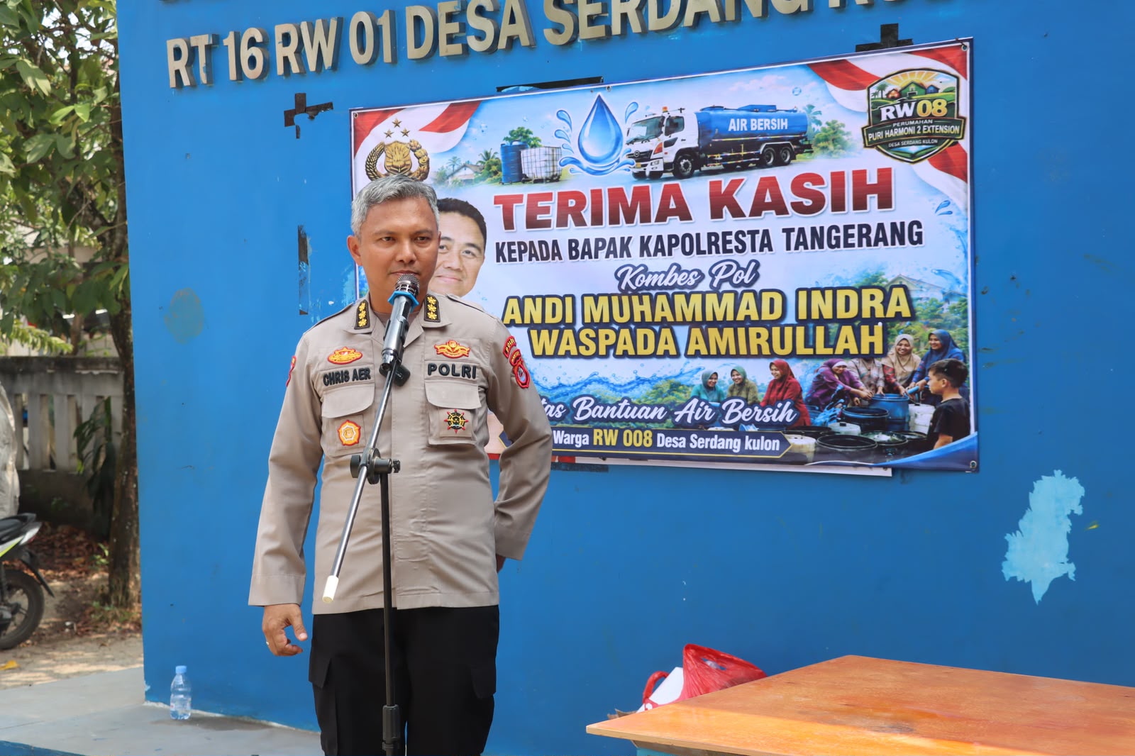 Respons Keluhan Warga Soal Kekeringan, Polresta Tangerang Salurkan Bantuan Air Bersih ke Panongan