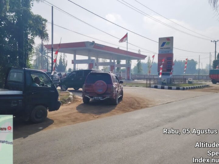 Diduga Dipadati Mobil Pelangsir BBM Bersubsidi, Antrean Panjang Mengular di SPBU Jalan Jenderal Sudirman Sampit