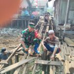 Perkuat Sinergitas, Babinsa Koramil 1015-07/Parenggean Bersama Warga Gotong Royong Rehab Jembatan Titian