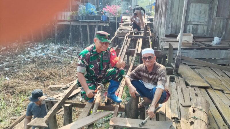 Perkuat Sinergitas, Babinsa Koramil 1015-07/Parenggean Bersama Warga Gotong Royong Rehab Jembatan Titian