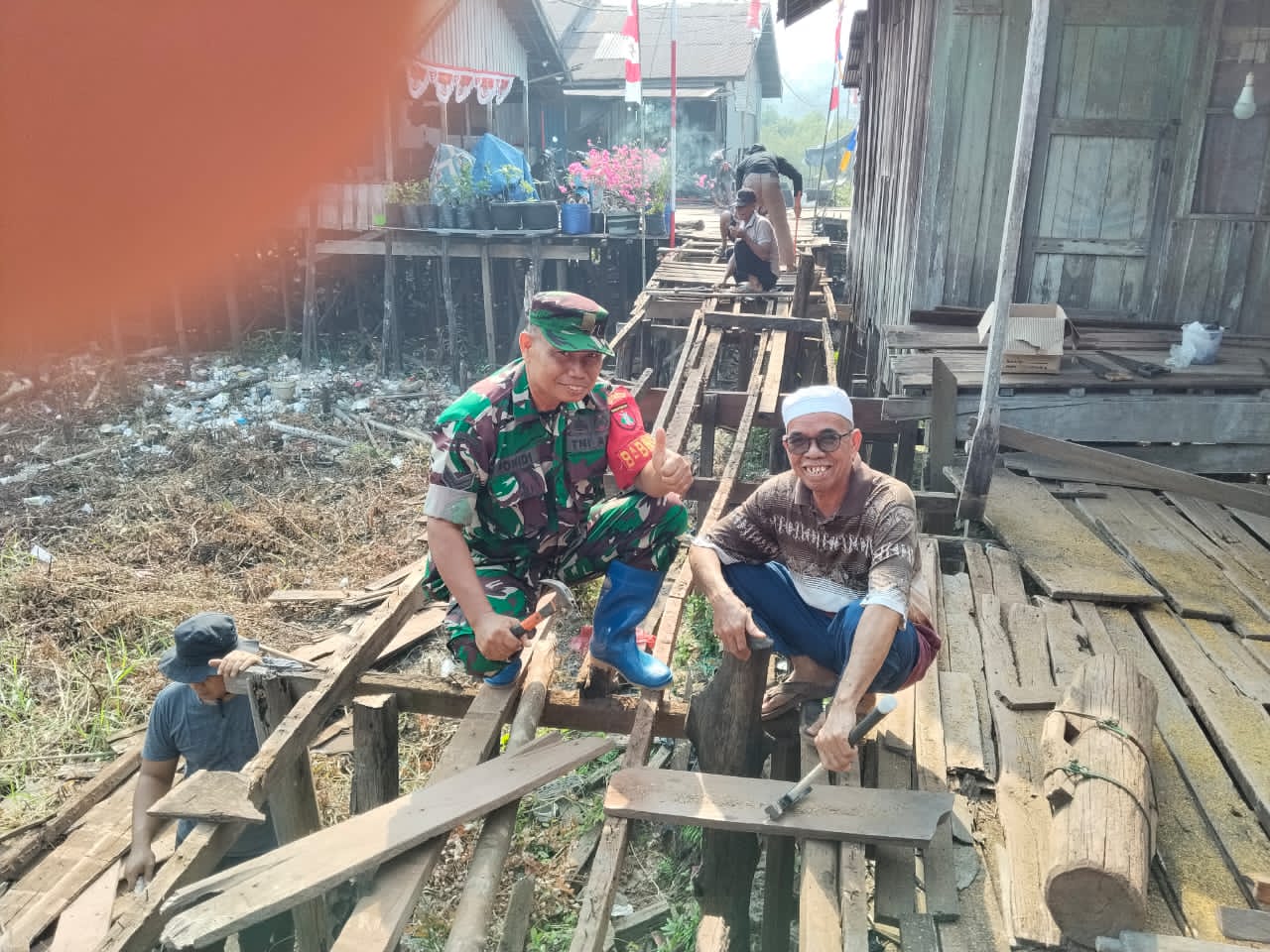 Perkuat Sinergitas, Babinsa Koramil 1015-07/Parenggean Bersama Warga Gotong Royong Rehab Jembatan Titian