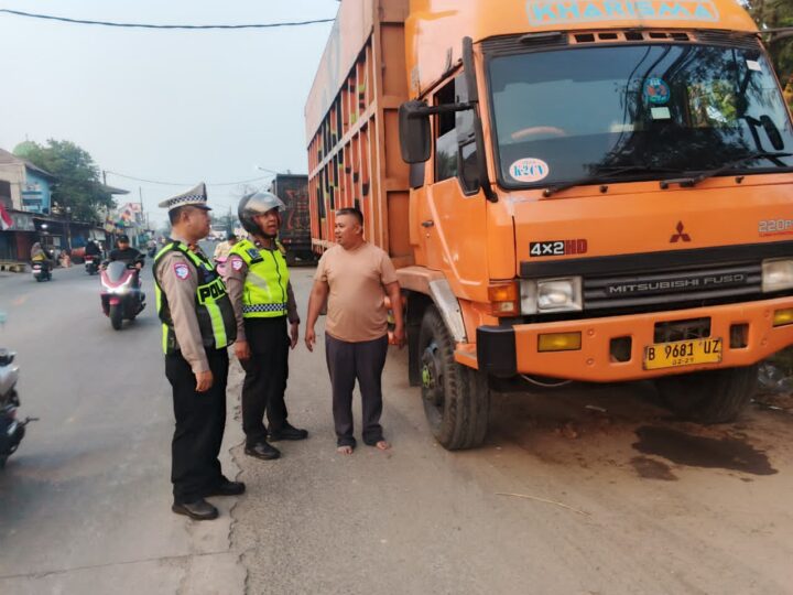 Kapolsek Pasar Kemis Tegaskan Tak Ada Pembiaran, Kendaraan Berat di Bahu Jalan Langsung Ditertibkan