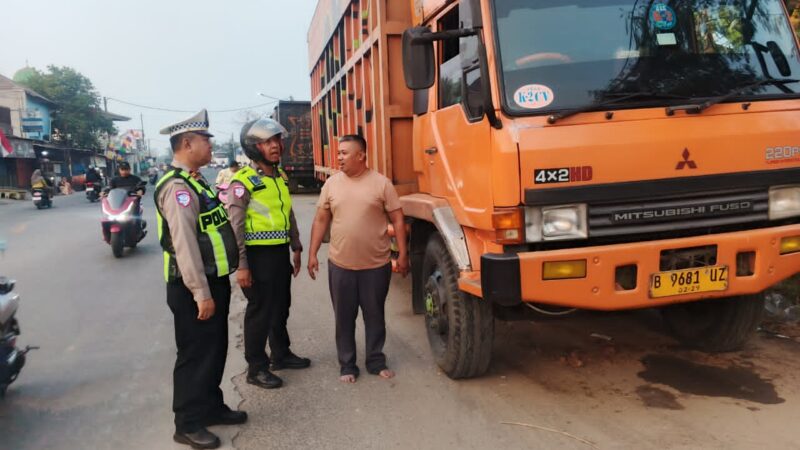 Kapolsek Pasar Kemis Tegaskan Tak Ada Pembiaran, Kendaraan Berat di Bahu Jalan Langsung Ditertibkan