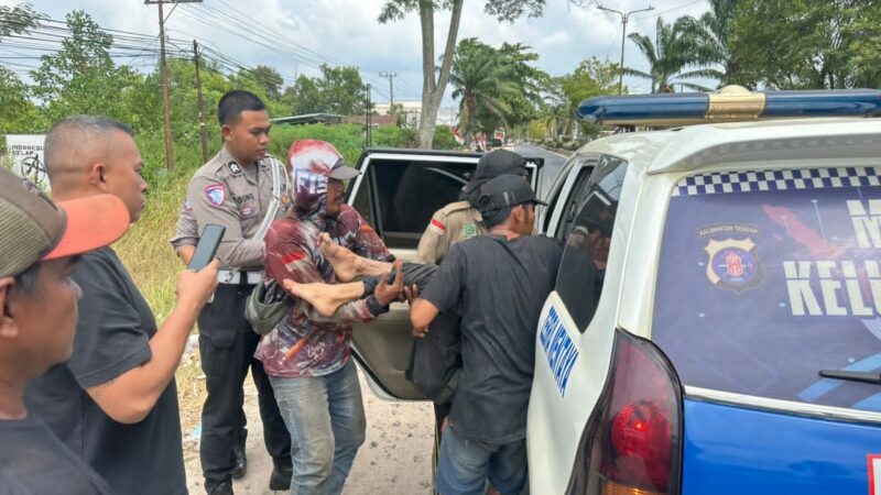 Aksi Sigap Personel Satlantas Polres Kotim Evakuasi Warga Tersengat Listrik di Depan City Mall Sampit