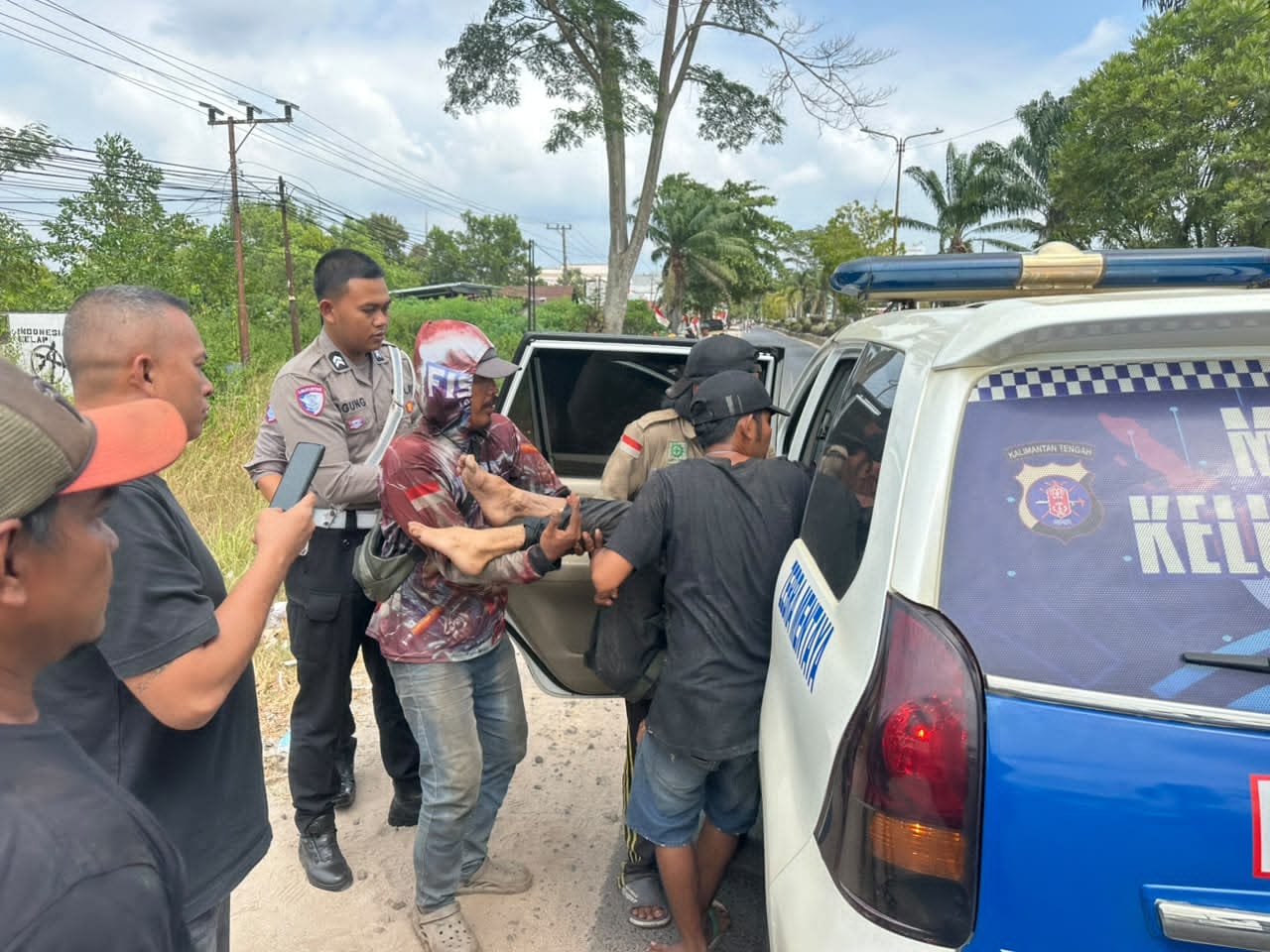 Aksi Sigap Personel Satlantas Polres Kotim Evakuasi Warga Tersengat Listrik di Depan City Mall Sampit