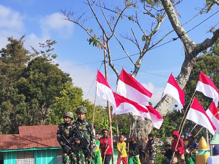 Sambut HUT RI, Pos Walesi Satgas Yonif 645/Gardatama Yudha Bersama Warga, Kibarkan Merah Putih di Bukit Walesi