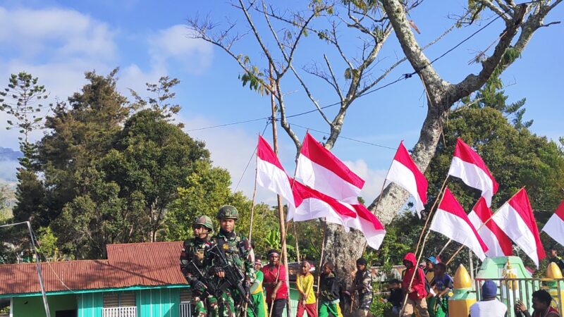 Sambut HUT RI, Pos Walesi Satgas Yonif 645/Gardatama Yudha Bersama Warga, Kibarkan Merah Putih di Bukit Walesi