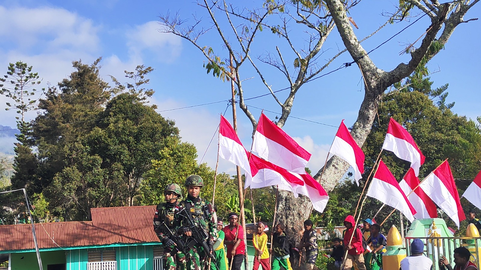 Sambut HUT RI, Pos Walesi Satgas Yonif 645/Gardatama Yudha Bersama Warga, Kibarkan Merah Putih di Bukit Walesi