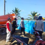 ANTISIPASI KEKERINGAN: BPBD TULUNGAGUNG BERSAMA POLSEK BANDUNG SALURKAN BANTUAN AIR BERSIH KE DESA SEBALOR